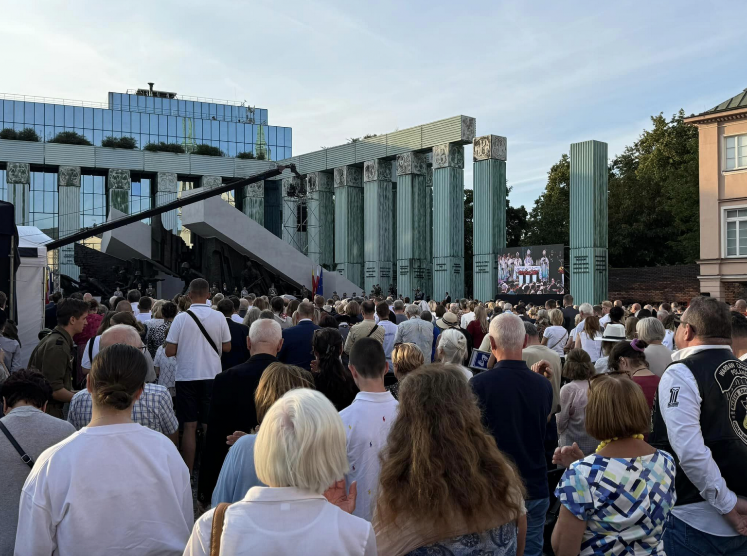 Warszawiacy tłumnie wzięli udział w uroczystościach pod Pomnikiem Powstania Warszawskiego. Zdjęcie: British Poles